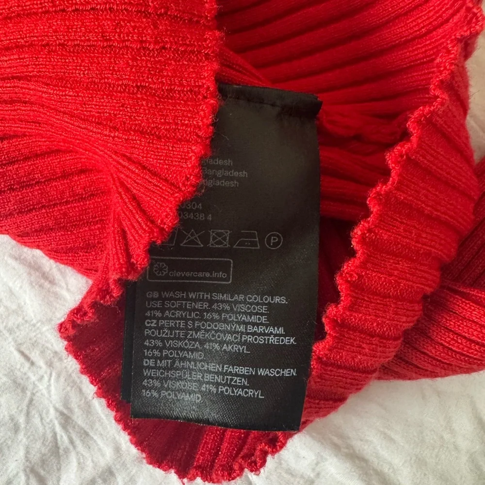 Chic Red Ribbed Top - Picture 3 of 3